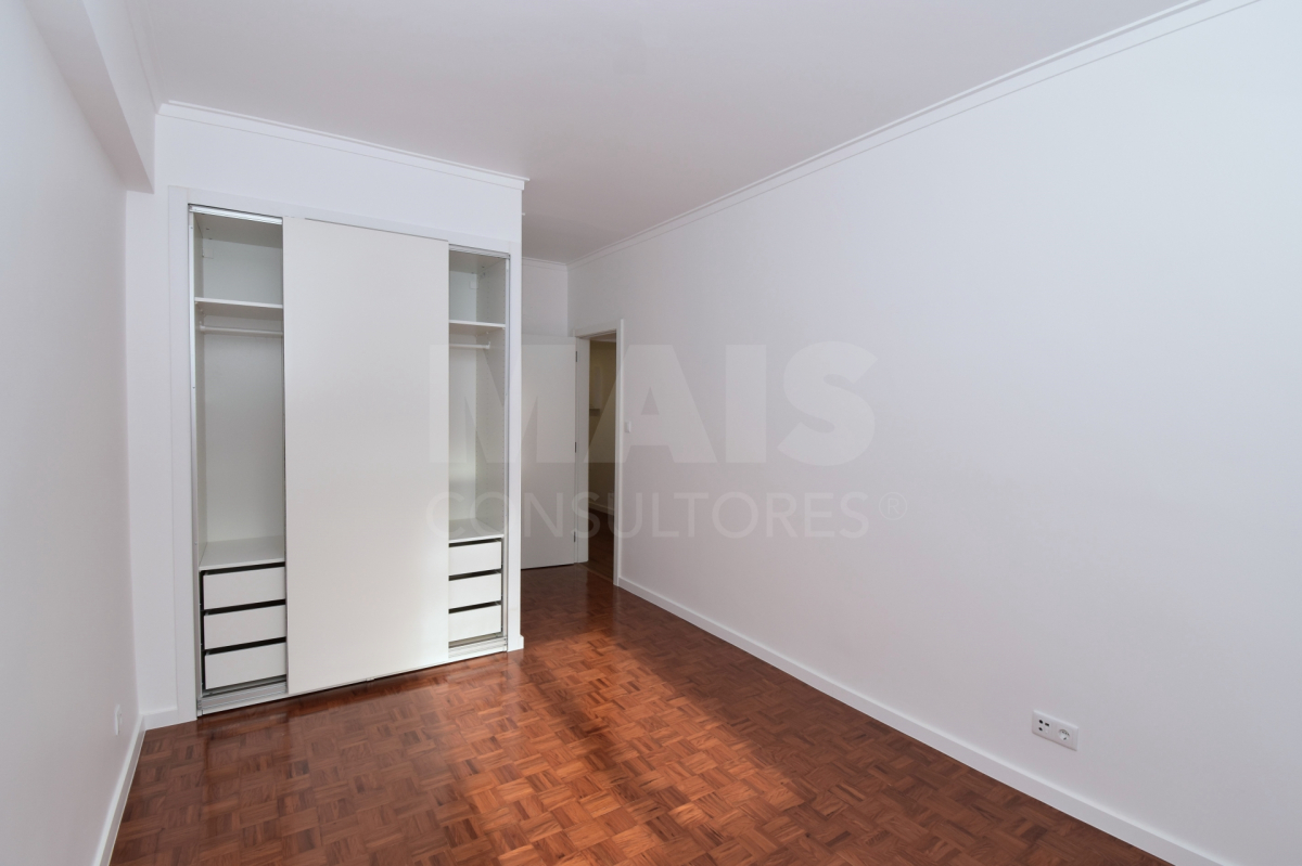 Excellent refurbished 3-bedroom apartment in Linda-a-Velha